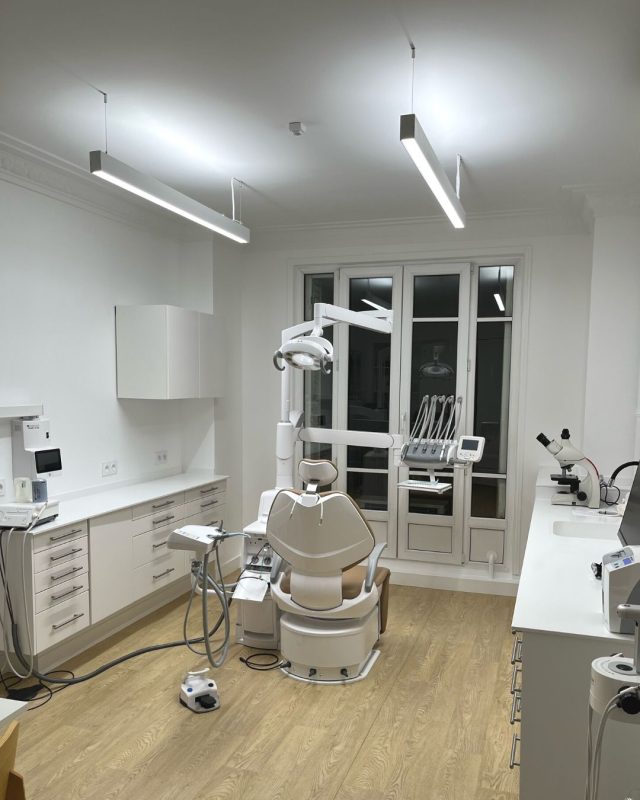 Luminaires LED pour salles de traitements dentaires