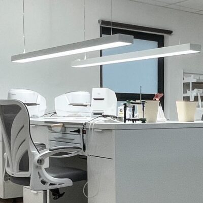 Bénéficiez d’un éclairage précis et confortable grâce à notre lampe suspendue à spectre complet, spécialement conçue pour les laboratoires dentaires.