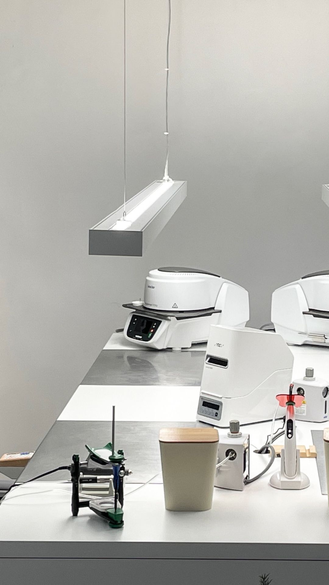 La Lampe de laboratoire dentaire DentLed est spécialement conçue pour une utilisation dans les laboratoires dentaires par des techniciens dentaires.