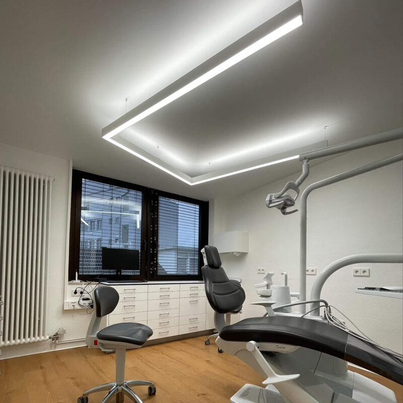 Salle de traitement équipée d’une lumière LED PHU chez Andreas Gornisch – Zahnarzt.