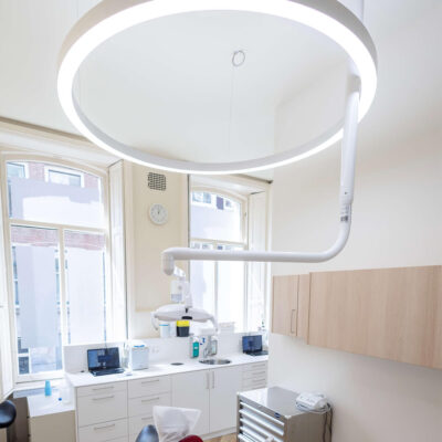 Lampe annulaire DentLed PVR150 dans la salle de traitement de Tandarts Wolvenstraat.