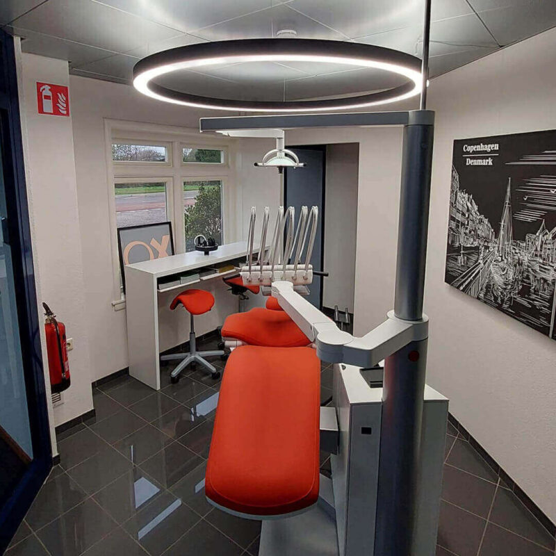 Anneaux lumineux LED à spectre complet DentLed PVR150 dans la salle d'exposition de Croonen Dental Service.