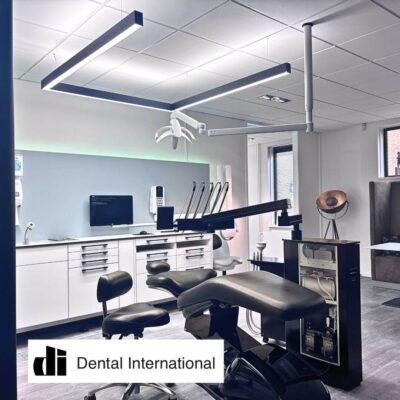 DentLed PHU en noir dans le showroom de Dental International.