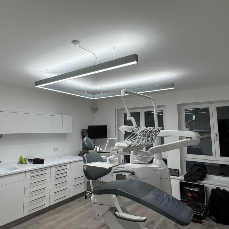 PHU DentLed installé dans une clinique dentaire allemande par K+P Elektro GmbH.