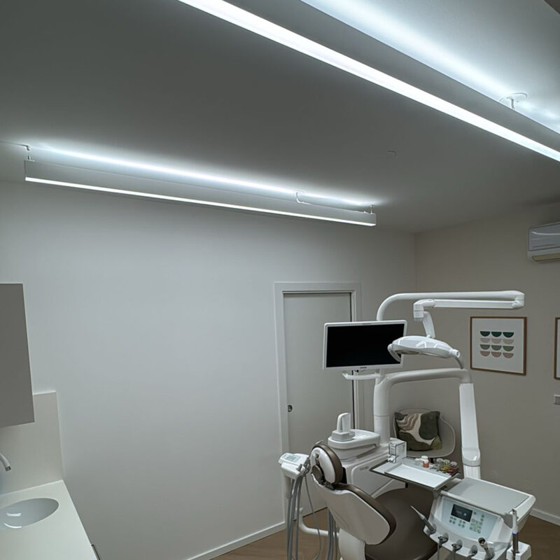 Rénovation de la clinique dentaire du Dr Dominic Morcuttie avec l’éclairage à spectre complet DentLed PHL22.