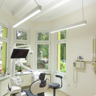 Lampe LED DentLed PHL14 sans scintillement installée dans la salle de traitement.
