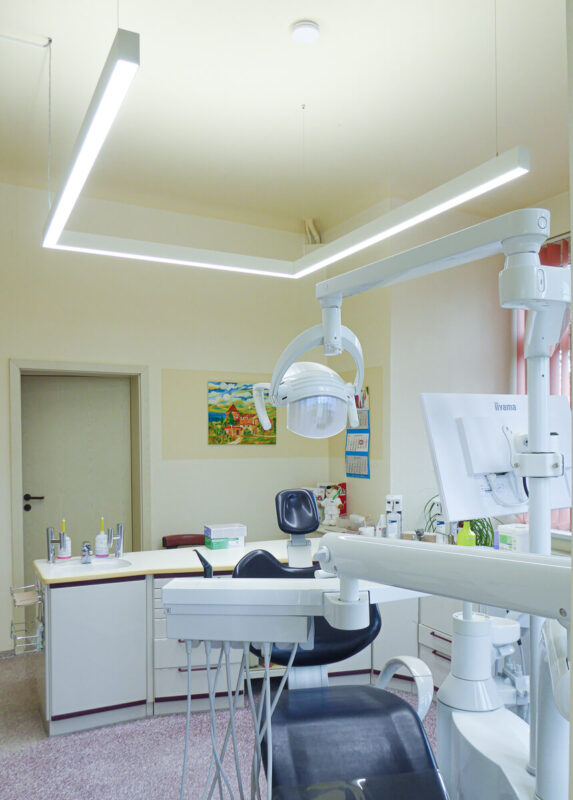 Lampe LED DentLed PHU pour un éclairage de qualité lumière du jour naturelle à la Zahnarztpraxis Brand-Erbisdorf.