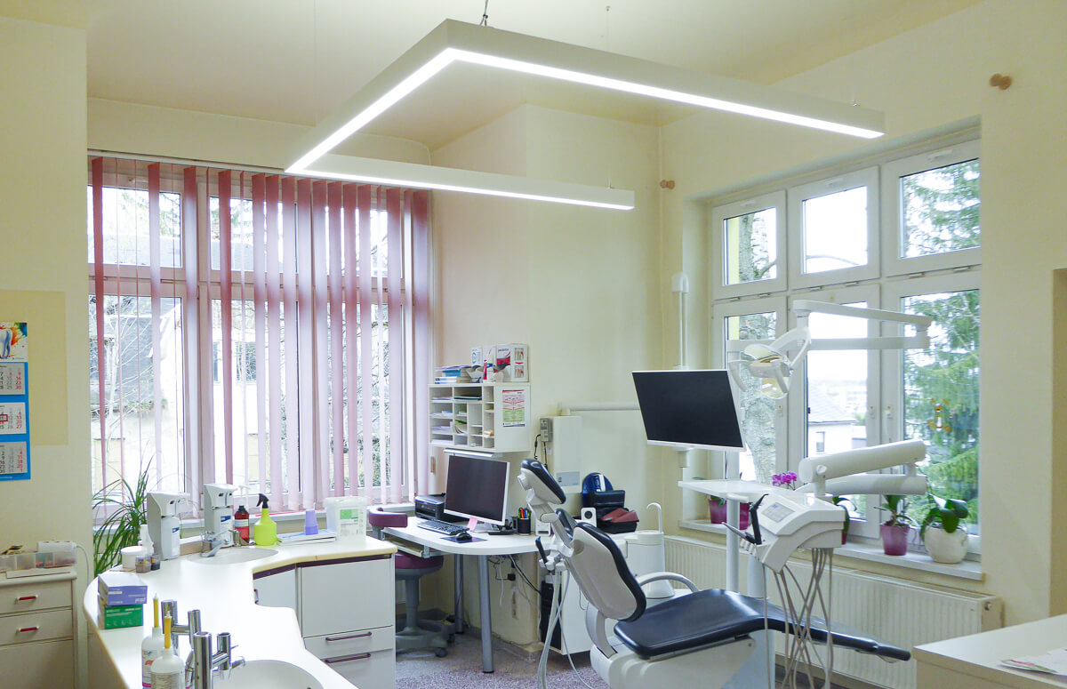 Lampe LED DentLed PHU dans une salle de traitement dentaire de la Zahnarztpraxis Brand-Erbisdorf.