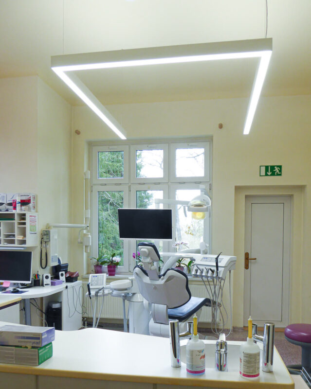 Lampe LED PHU de DentLed dans la salle de soins dentaires de la Zahnarztpraxis Brand-Erbisdorf.
