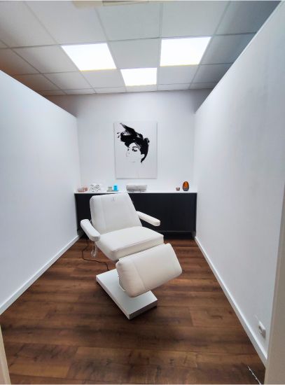 Système de plafond DL62 Dentled à lumière du jour installé pour une illumination claire et sans ombres chez Brazilian Beauty par Ulysses, dans la région de la Ruhr en Allemagne.