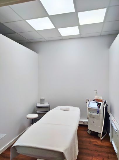 Éclairage DL62 Dentled à spectre complet offrant une lumière du jour naturelle et éclatante chez Brazilian Beauty par Ulysses, dans la région de la Ruhr.