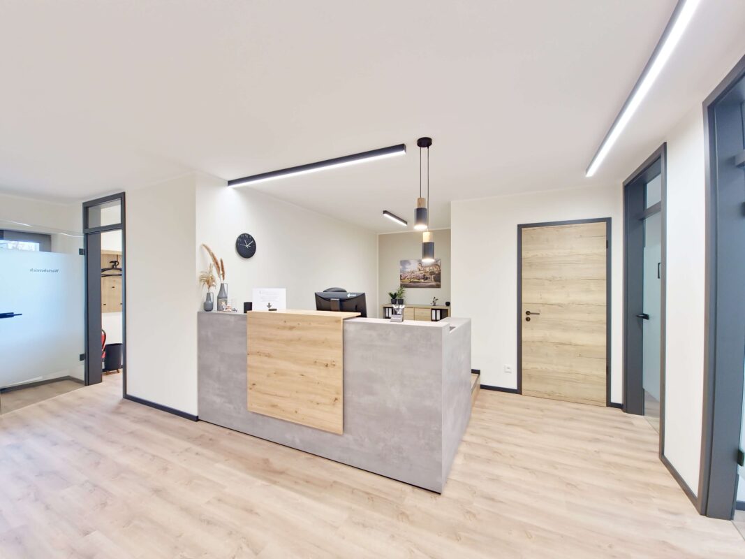 Salle de soins dentaires à Mönchengladbach avec éclairage LED lumière du jour DentLed, installé par Yannick Hamacher.