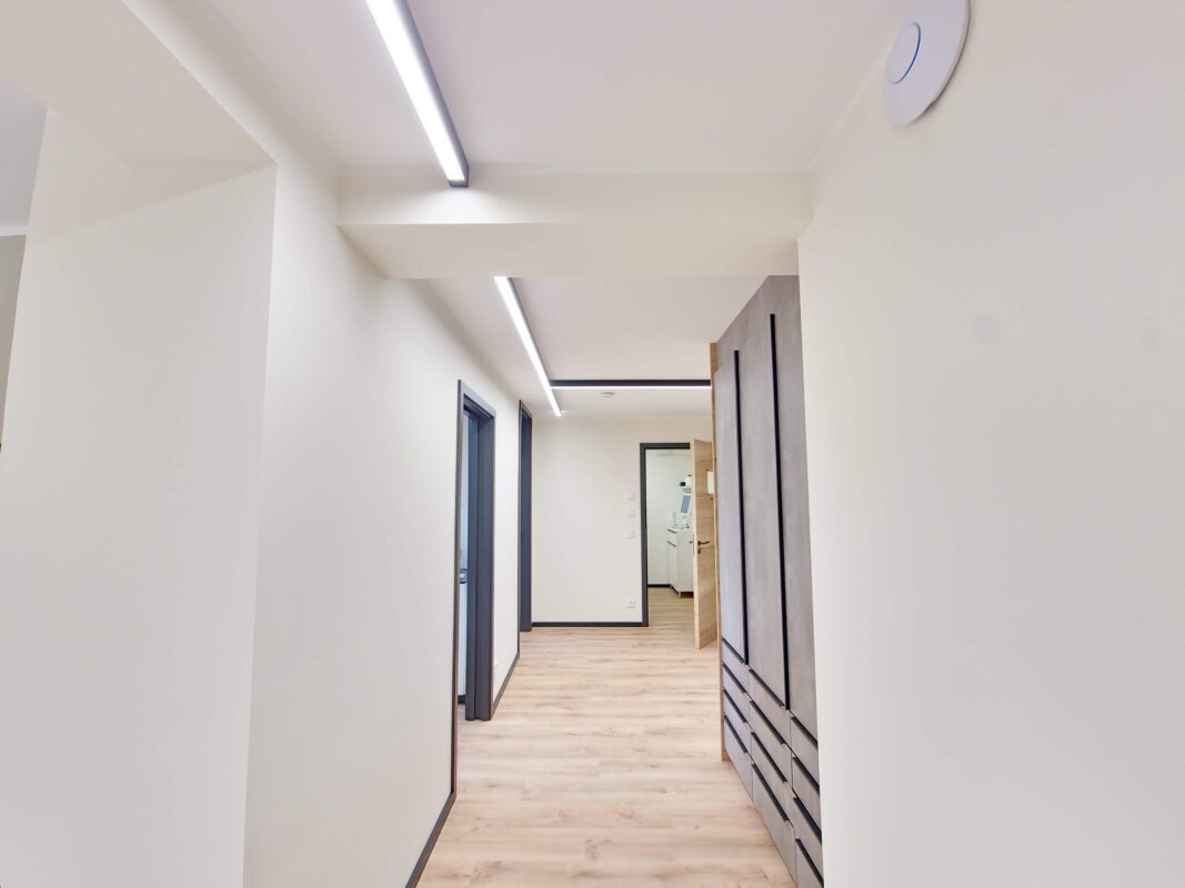 Éclairage LED lumière du jour DentLed installé dans la zone de traitement de la clinique à Mönchengladbach.