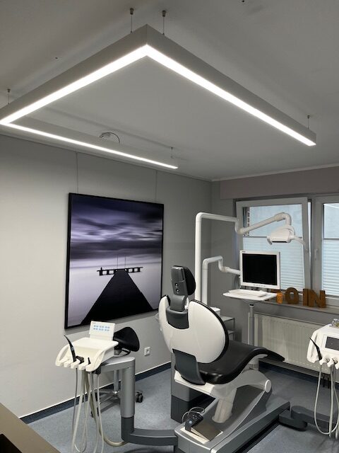Lampe dentaire PHU White à spectre complet en forme de U installée dans une salle de traitement de la clinique BAG Dres. Melchersmann & Klockenbrink à Melle, offrant une illumination uniforme.
