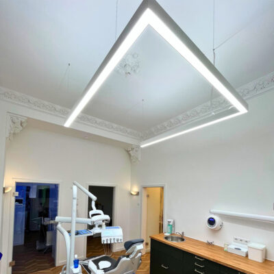 Lampe DentLED PHU en forme de U à la clinique dentaire du Dr Bakhtyari à Berlin.