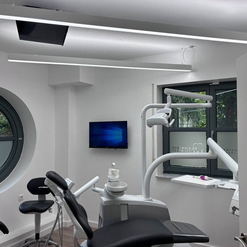 Lampe à spectre complet DentLed PHL-18 à la clinique dentaire du Dr Broecker