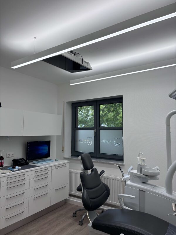 Éclairage DentLed en pleine qualité de lumière du jour dans la salle de soins dentaires, Mönchengladbach