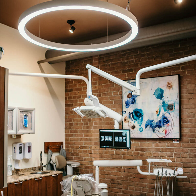 Lampe DentLed PVR 150 à spectre complet installée chez Front Street Dental