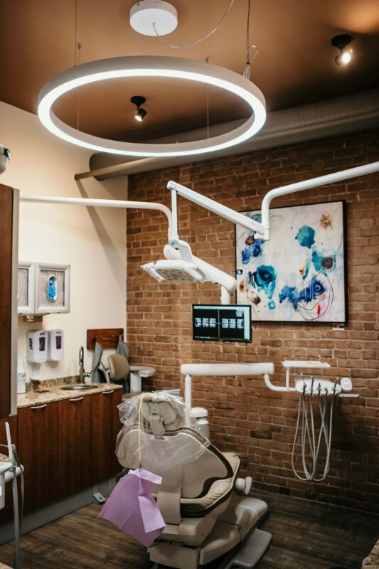 Éclairage dentaire à spectre complet chez Front Street Dental, Canada