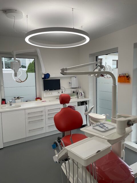 Installation d’un éclairage dentaire moderne avec des anneaux lumineux PVR 120 à la clinique de la Dre Alexa Becker