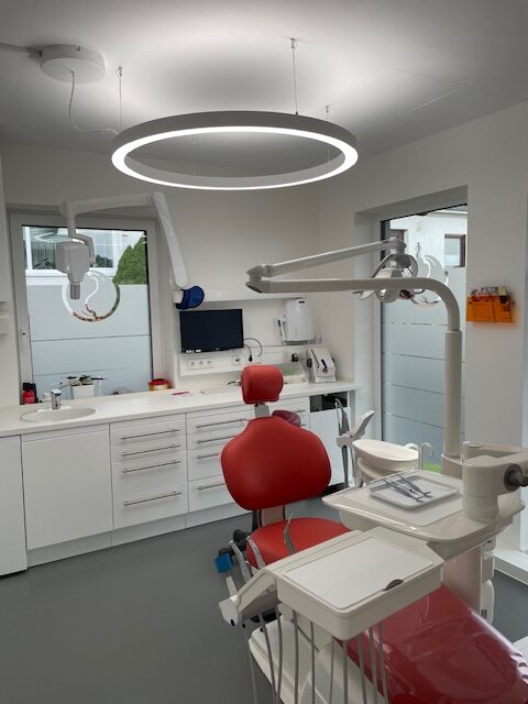 Installation d’éclairage de clinique avec des anneaux lumineux dentaires DentLed PVR 120 à Blankenheim