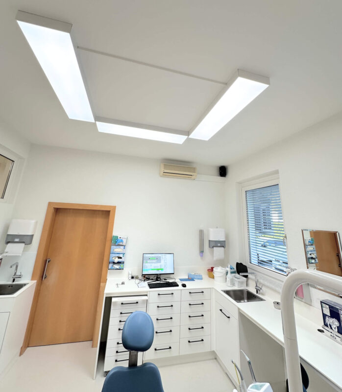 Panneau DL120 offrant un éclairage ergonomique en lumière du jour dans la salle de traitement dentaire