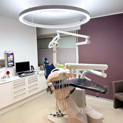 Salle de traitement dentaire moderne à Dinslaken éclairée par des anneaux lumineux Dentled PVR150 et des lignes lumineuses PHL pour un éclairage lumineux et sans éblouissement.