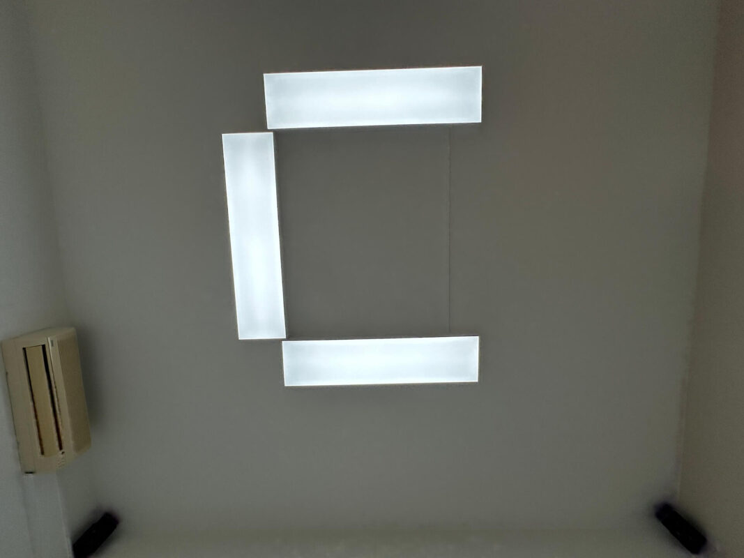 DentLed DL120 (120 × 30 cm) avec cadre de montage installé en Autriche