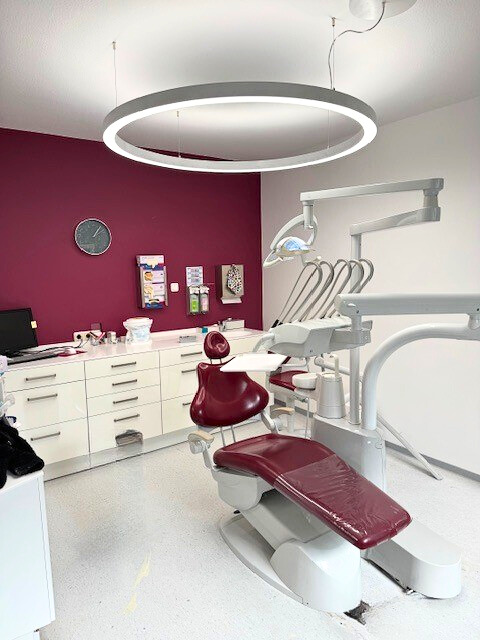 Cabinet dentaire Dr. Schmidt & Dr. Düsterhus à Dinslaken équipé d’un éclairage LED Dentled à spectre complet de lumière du jour, avec des anneaux lumineux PVR150 et des lignes lumineuses PHL.