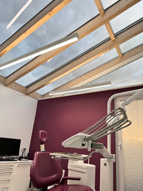 Installation d’un éclairage dentaire ergonomique à Dinslaken avec des anneaux lumineux Dentled PVR150 et des lignes lumineuses PHL pour une illumination uniforme.