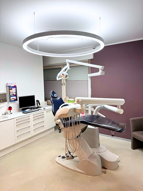 Installation LED Dentled au cabinet dentaire Dr. Schmidt & Dr. Düsterhus à Dinslaken, avec des anneaux lumineux PVR150 au-dessus des fauteuils et des lignes lumineuses PHL.