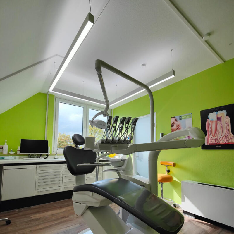 Éclairage LED DentLed PHU à spectre complet lumière du jour installé à la Zahnarztpraxis am Sultmer par Unitcontrol Dental