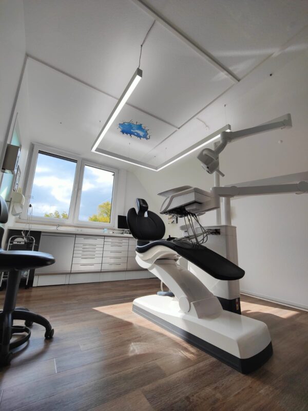 Modernisation de l’éclairage de la clinique dentaire avec 3 luminaires DentLed PHU pour une illumination uniforme et sans éblouissement à la Zahnarztpraxis am Sultmer