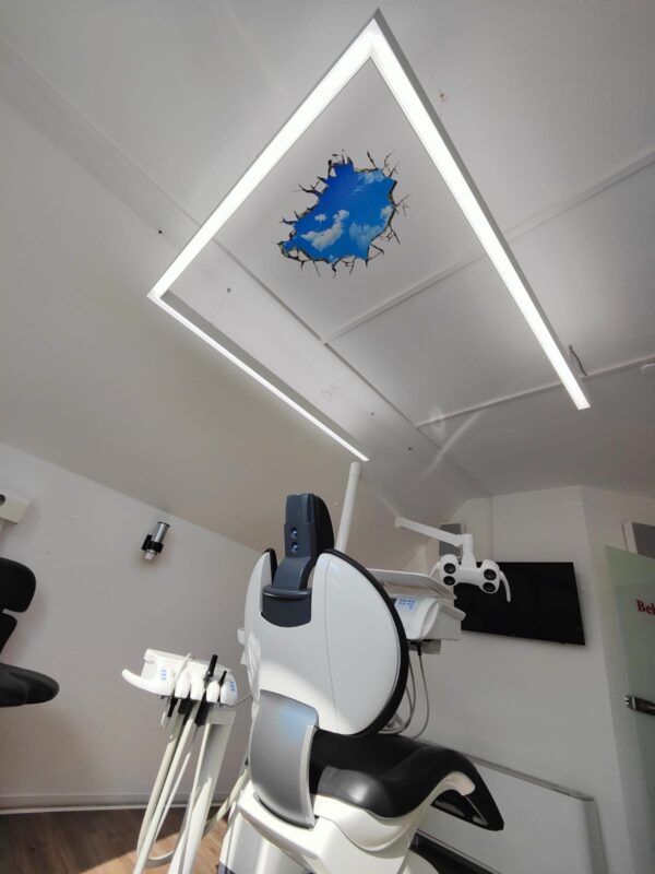 La Zahnarztpraxis de la Dr. Tatjana Fischer équipée d’une nouvelle installation d’éclairage DentLed PHU à spectre complet lumière du jour