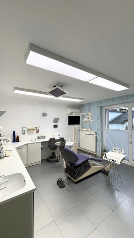 Système d’éclairage Dentled DL120 installé dans le cabinet du Dr Kröncke, offrant une illumination équilibrée à la lumière du jour à Minden.