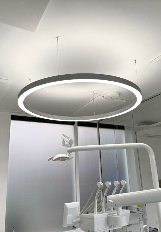 Anneau lumineux à spectre complet Dentled PVR150 installé chez JUMA Hygiène Dentaire