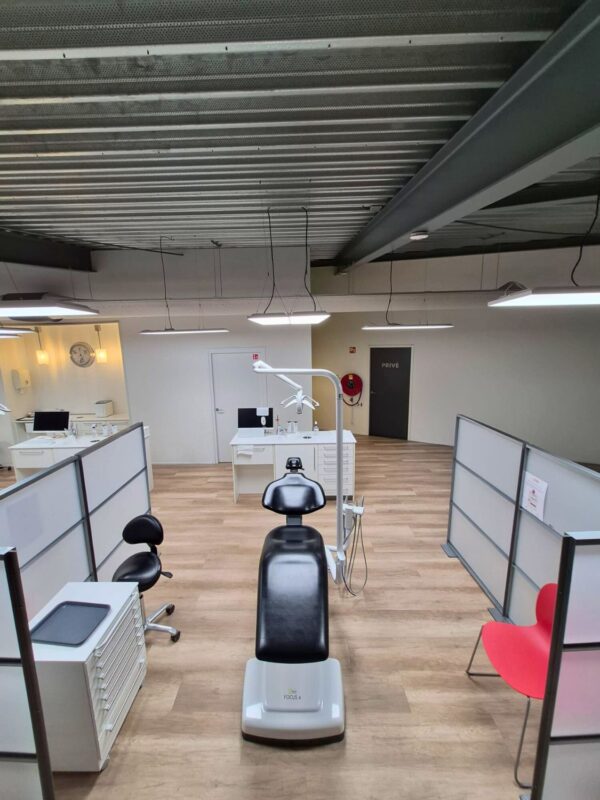 Cabinet dentaire Orthodontie Amersfoort avec des solutions d’éclairage de plafond sur mesure par Utrecht Dental B.V. et Dentallighthouse.