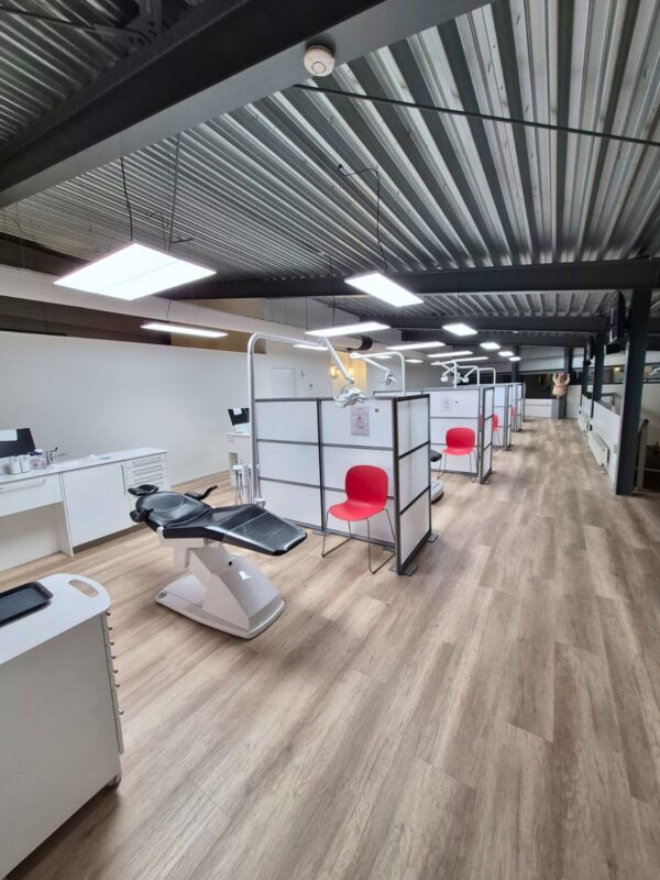 Des panneaux LED à lumière du jour à spectre complet à haute fréquence ont été installés à Orthodontie Amersfoort, augmentant l’éclairage à 2000 lux sans affecter la polymérisation des composites.