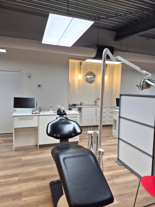 Mise à niveau de l’éclairage de la clinique d’Orthodontie Amersfoort avec des panneaux à lumière du jour à spectre complet pour une lumière de travail optimale et une meilleure expérience visuelle.
