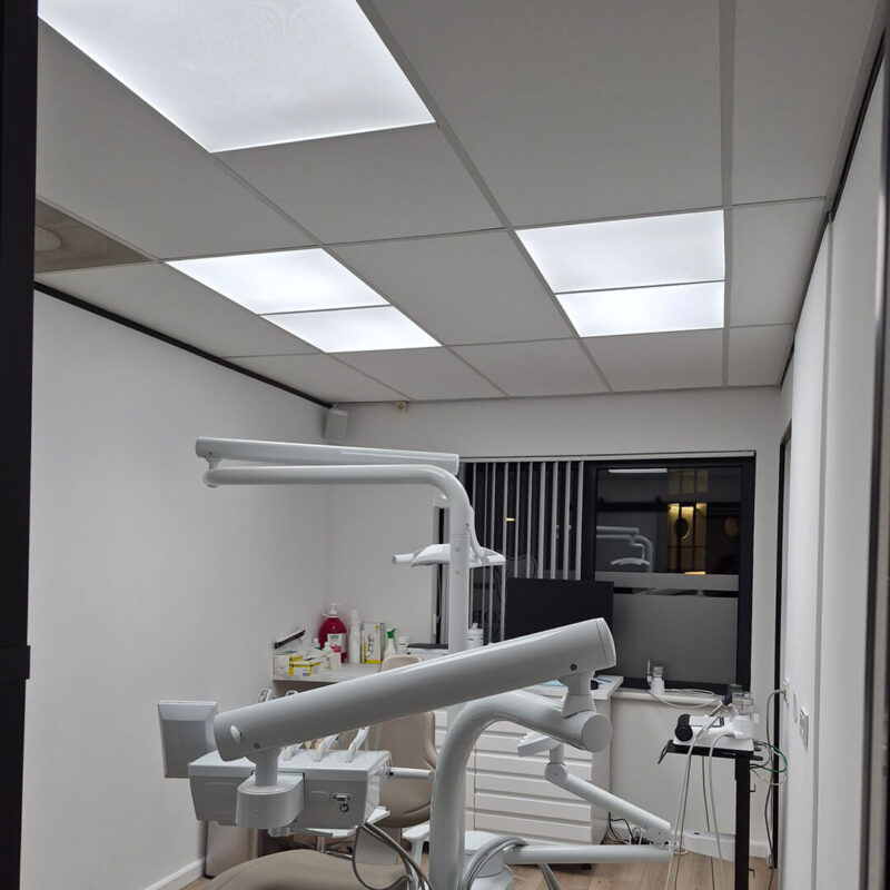 Clinique dentaire Nak rénovée avec un éclairage DentLED à spectre complet, garantissant une illumination optimale et uniforme des salles de traitement.