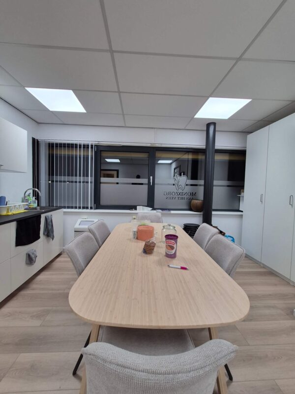 Éclairage amélioré des salles de traitement dentaire avec des systèmes DentLED à spectre complet pour plus de précision et de confort.