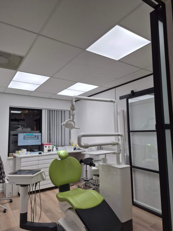 Éclairage de la clinique dentaire modernisé avec des luminaires DentLED lumière du jour pour un meilleur accord des teintes et une fatigue visuelle réduite.