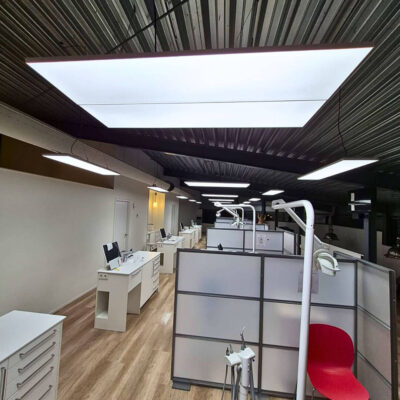Salle de traitement d’Orthodontie Amersfoort équipée de panneaux à lumière du jour à spectre complet à haute fréquence, augmentant l’éclairage de 650 à 2000 lux pour un rendu des couleurs précis et un confort visuel optimal.
