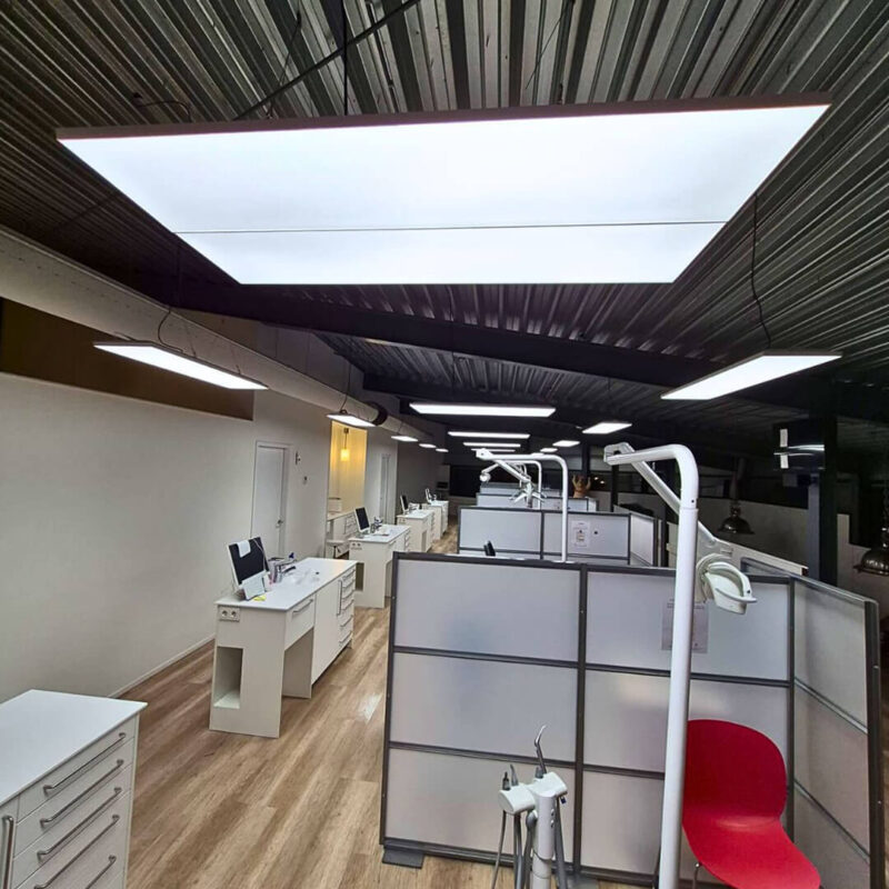 Salle de traitement d’Orthodontie Amersfoort équipée de panneaux à lumière du jour à spectre complet à haute fréquence, augmentant l’éclairage de 650 à 2000 lux pour un rendu des couleurs précis et un confort visuel optimal.