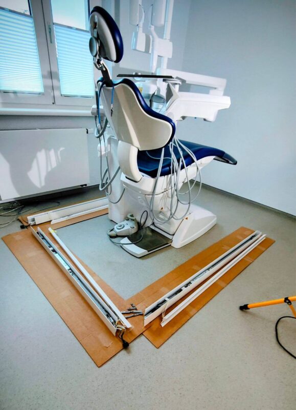 Lampes LED Dentled PHU à spectre complet simulant la lumière du jour installées dans une salle de traitement modernisée au cabinet dentaire Dipl. Stom. Claudia Kurbad.