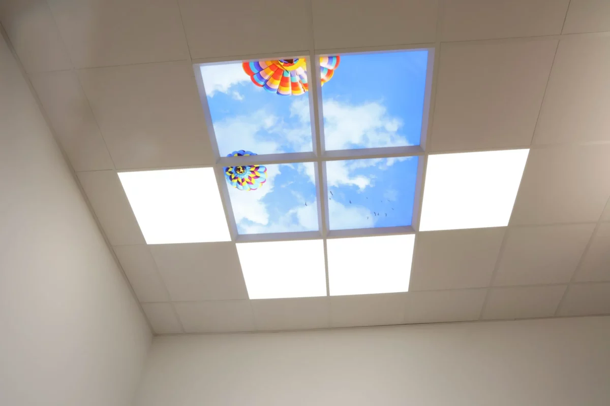 Showroom moderne M+W Dental à Büdingen, avec fauteuils dentaires A-dec, panneaux LED Dentled DL62 à spectre complet, panneaux photo et éclairage uniforme à lumière naturelle.