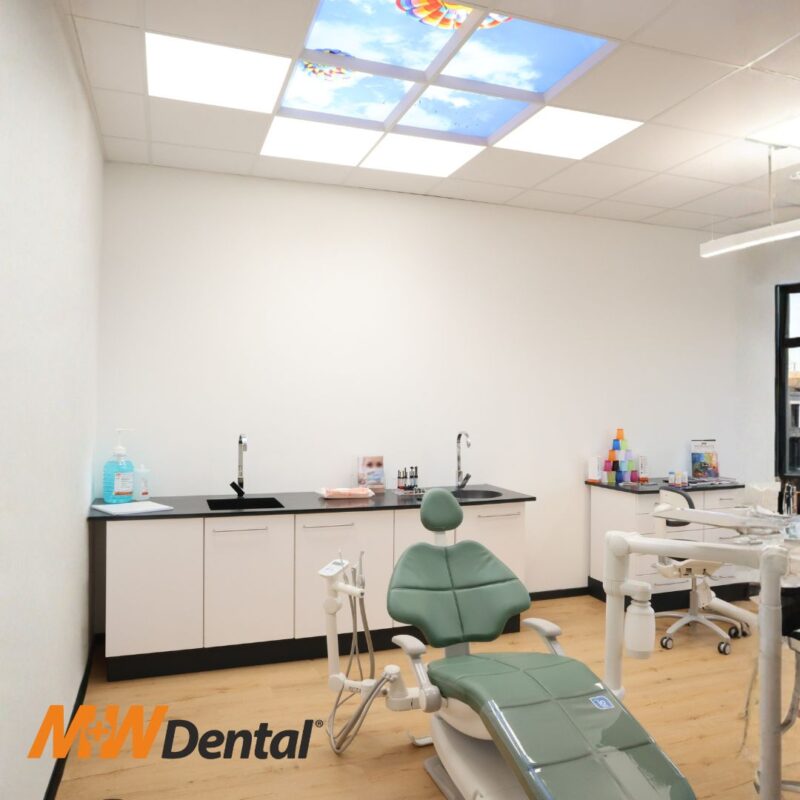 Showroom M+W Dental rénové à Büdingen, équipé de fauteuils dentaires A-dec et éclairé par des panneaux et luminaires LED Dentled à spectre complet daylight.