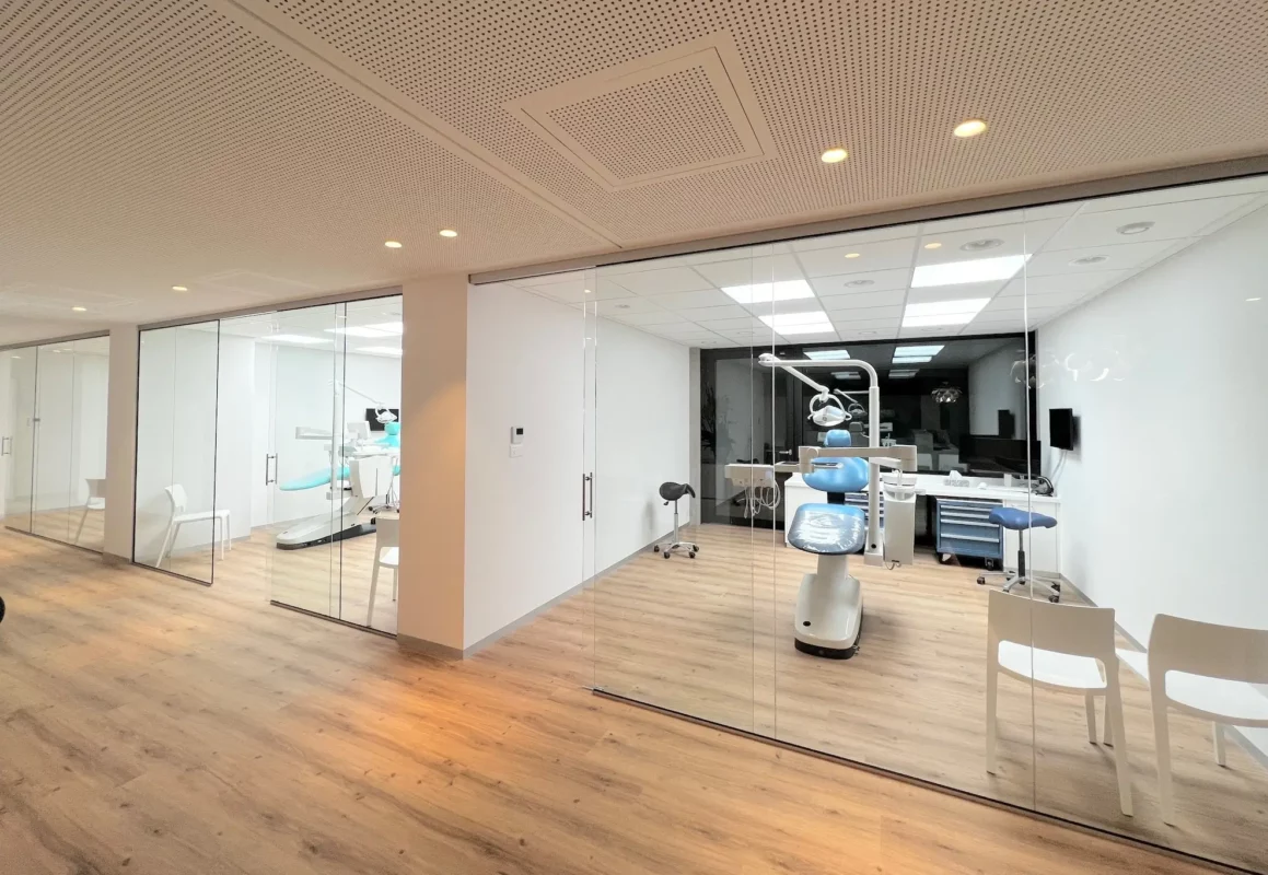 Système d’éclairage LED à spectre complet dans une clinique d’orthodontie moderne à Zurich, améliorant l’expérience des patients et les performances cliniques.