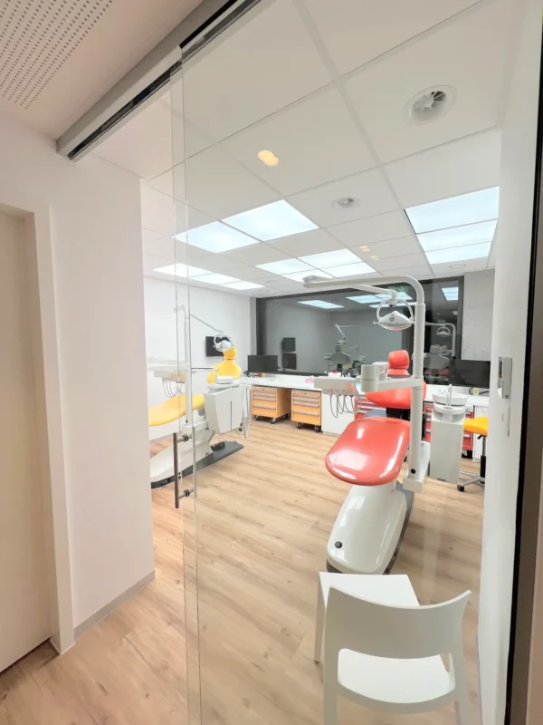 Cabinet d’orthodontie à Zurich équipé d’un éclairage LED avancé à lumière du jour, conçu pour améliorer la précision des traitements et le confort visuel.