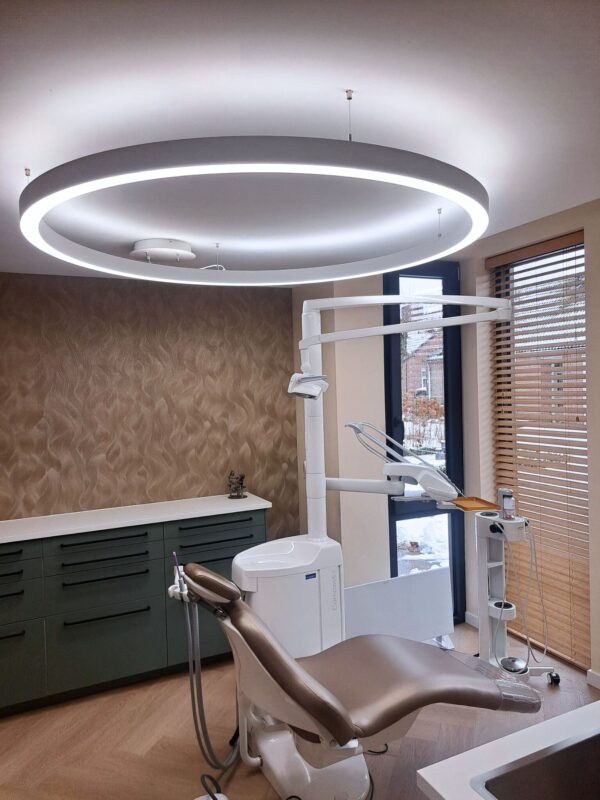 Le cabinet dentaire moderne à domicile de Suzanne Hofman, éclairé par l’éclairage à spectre complet DentLED PVR150.